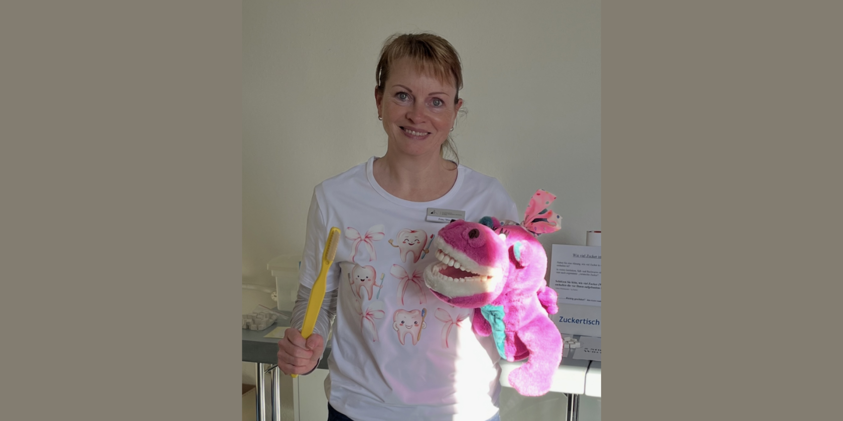 Zahnprophylaxe-Helferin Hanka Mayer beim Elterntreff "Bibolinchen", © Hanka Mayer, Zahnärztlicher Dienst Landkreis Vorpommern-Rügen Zahnprophylaxe-Helferin Hanka Mayer beim Elterntreff "Bibolinchen", © Hanka Mayer, Zahnärztlicher Dienst Landkreis Vorpommern-Rügen