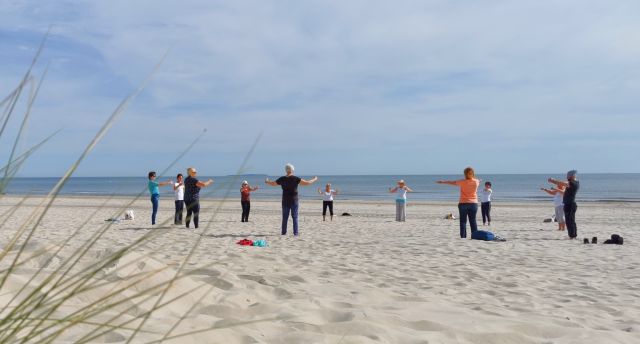 Qi Gong am Strand - für alle, © Qi Gong.jpg Qi Gong am Strand - für alle, © Qi Gong.jpg