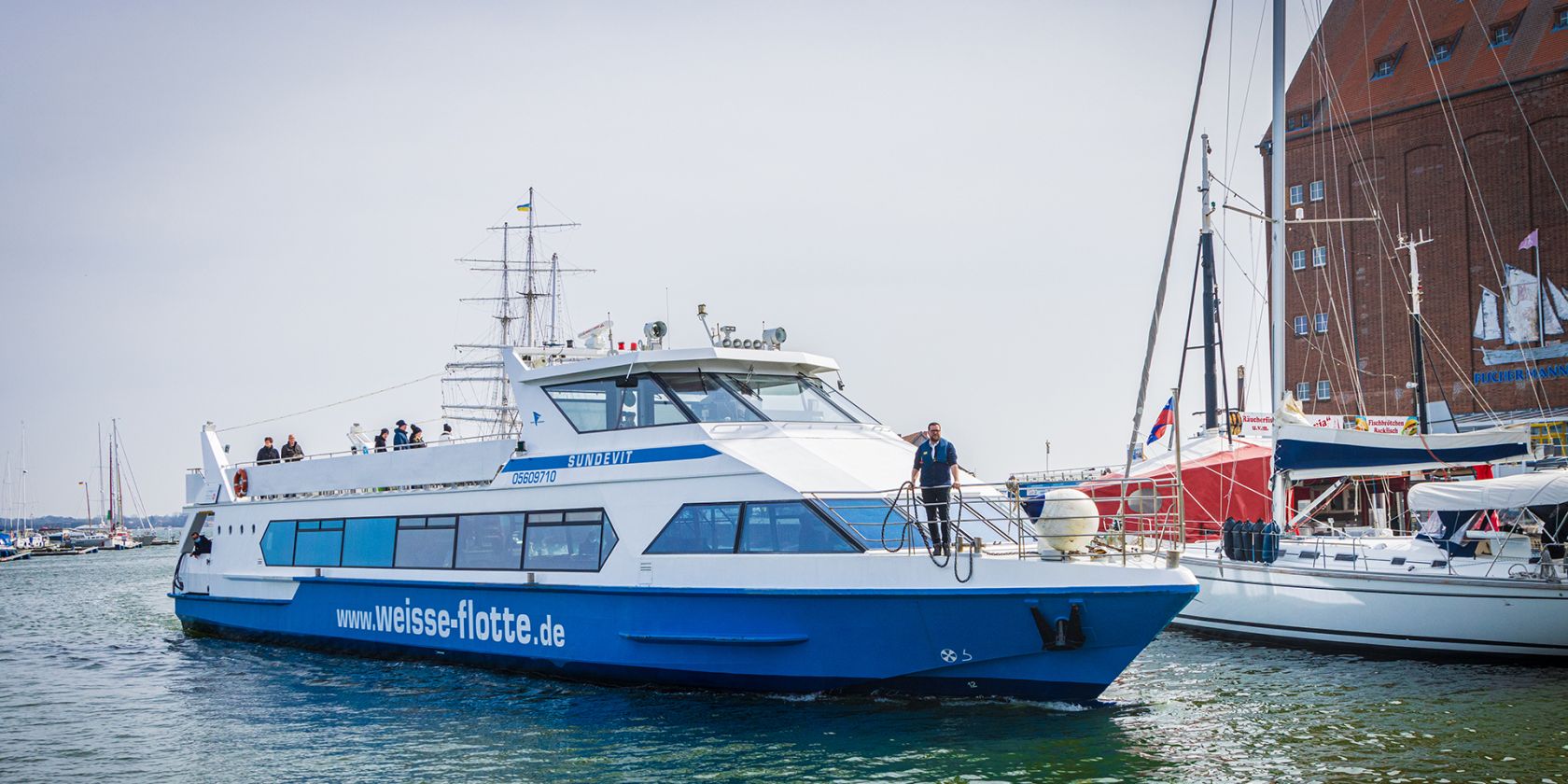 Mit dem Fahrgastschiff "Sundevit" zur Hansestadt Stralsund, © Weiße Flotte GmbH Mit dem Fahrgastschiff "Sundevit" zur Hansestadt Stralsund, © Weiße Flotte GmbH