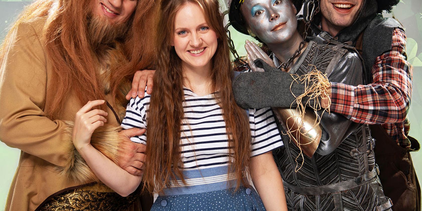 TMV/Theater Vorpommern_Der Zauberer von Oz(C) Peter van Heesen (vlnr. Anjo Czernich, Nora Hickler, Friederike Serr, Jakob Schleert)_Coverfoto Kopie_TMV, © Peter van Heesen TMV/Theater Vorpommern_Der Zauberer von Oz(C) Peter van Heesen (vlnr. Anjo Czernich, Nora Hickler, Friederike Serr, Jakob Schleert)_Coverfoto Kopie_TMV, © Peter van Heesen