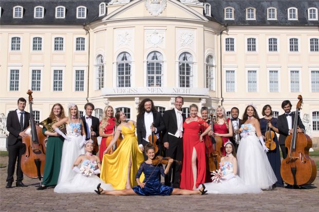 Gruppenbild Strauss Revue, © Strauss Revue Gruppenbild Strauss Revue, © Strauss Revue