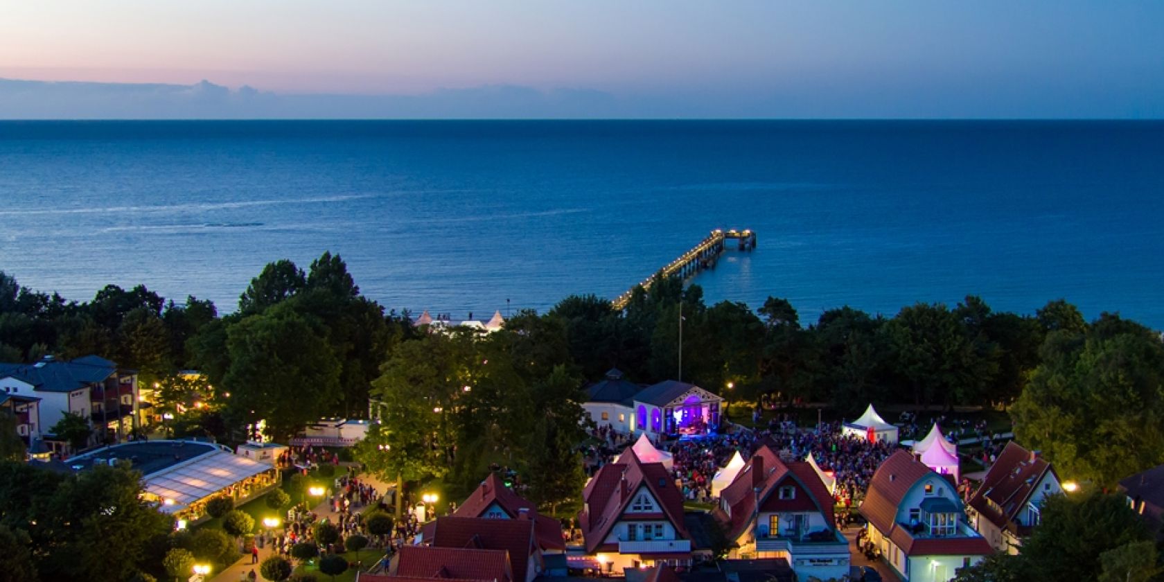 Abendaufnahme Ansicht Seebrücke und Kurpark, © Moritz Kertzscher Abendaufnahme Ansicht Seebrücke und Kurpark, © Moritz Kertzscher