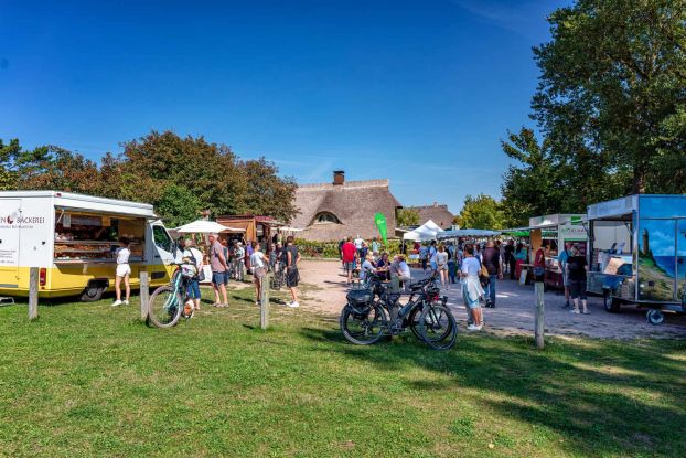 Sommerfrischemarkt in Ahrenshoop, © Fa. Voigt & Kranz UG, Prerow Sommerfrischemarkt in Ahrenshoop, © Fa. Voigt & Kranz UG, Prerow