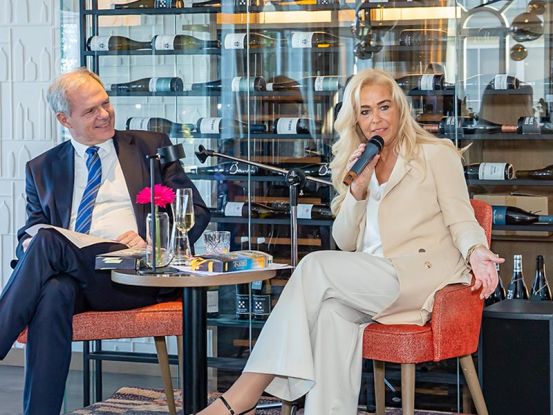 Exklusive Lesung mit Petra Mattfeldt alias Caren Benedikt im SEETELHOTEL Strandhotel Atlantic, © SEETELHOTELS Exklusive Lesung mit Petra Mattfeldt alias Caren Benedikt im SEETELHOTEL Strandhotel Atlantic, © SEETELHOTELS