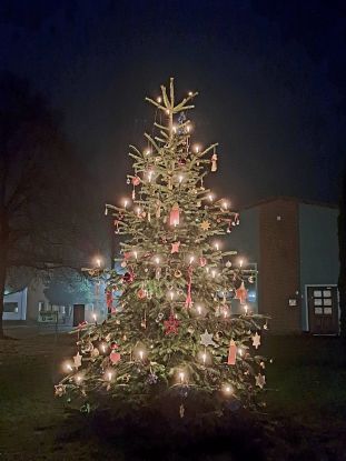 Weihnachtsbaumschmücken, © Gemeinde Semlow Weihnachtsbaumschmücken, © Gemeinde Semlow