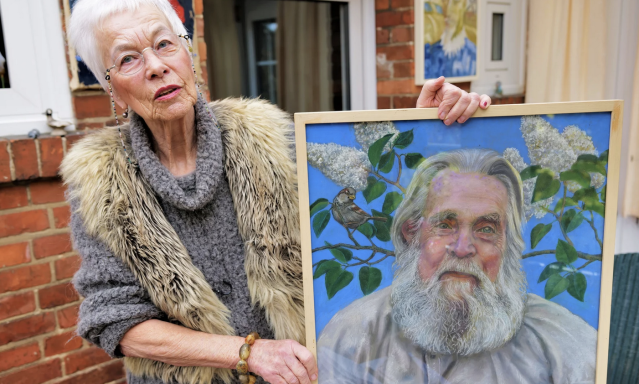 Astrid Kloock mit dem Porträt ihres Mannes, © Kloock Astrid Kloock mit dem Porträt ihres Mannes, © Kloock