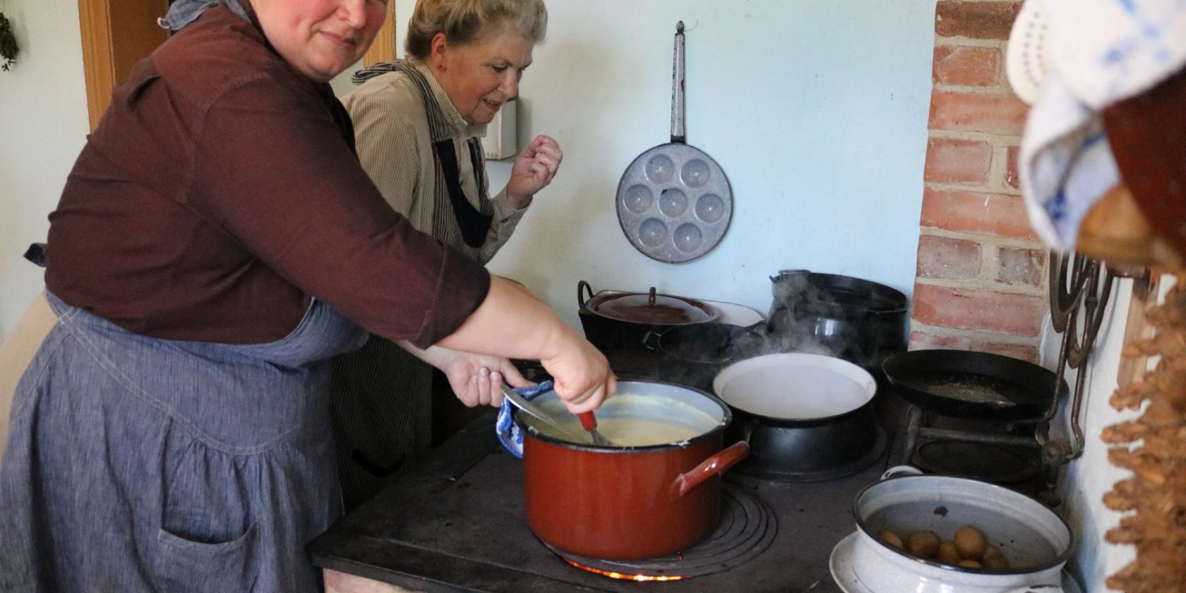 Kochen auf dem Feuerherd im Freilichtmuseum Schwerin-Mueß, © Fred-Ingo Pahl Kochen auf dem Feuerherd im Freilichtmuseum Schwerin-Mueß, © Fred-Ingo Pahl
