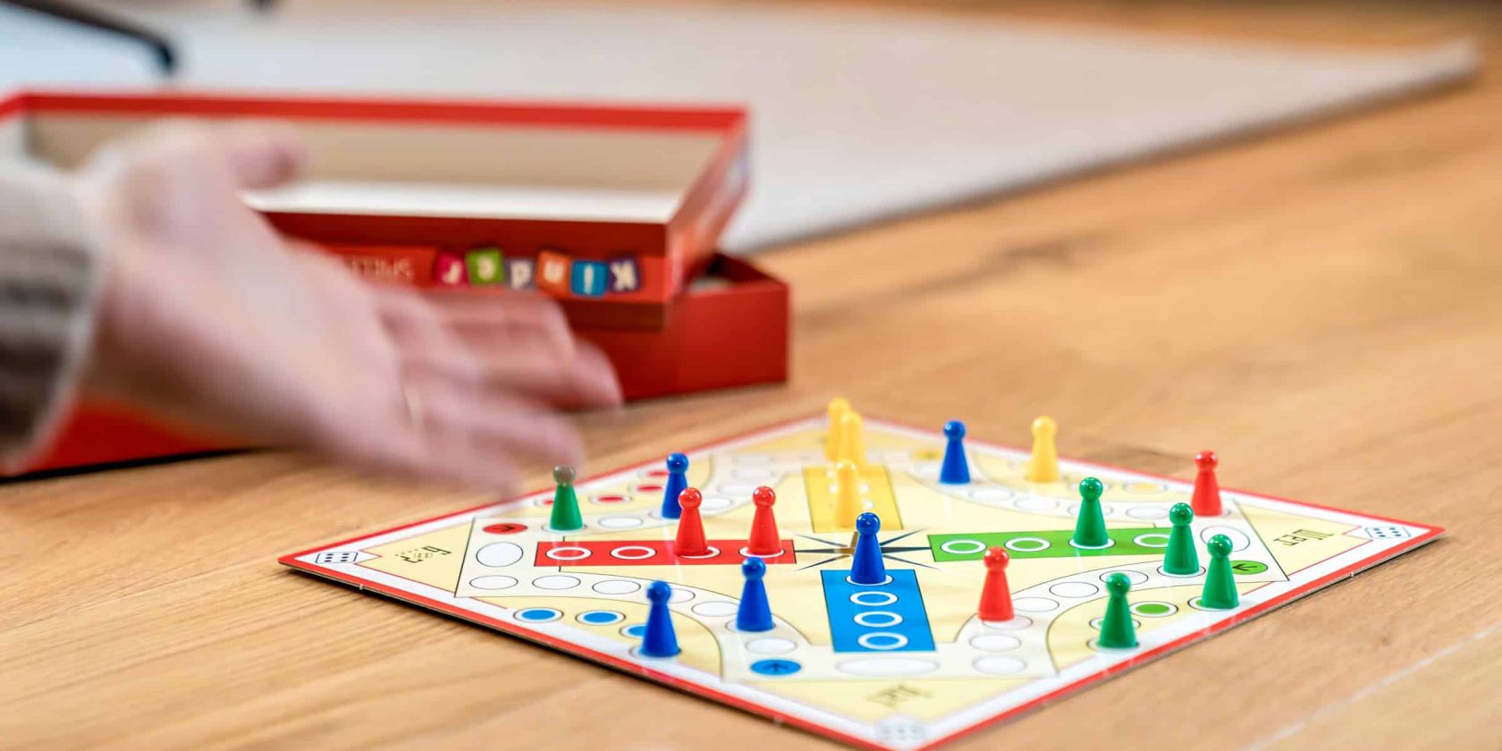Bibliothek mit Brettspiel-Mensch-ärgere-dich-nicht, © Omaela/pexels.com Bibliothek mit Brettspiel-Mensch-ärgere-dich-nicht, © Omaela/pexels.com