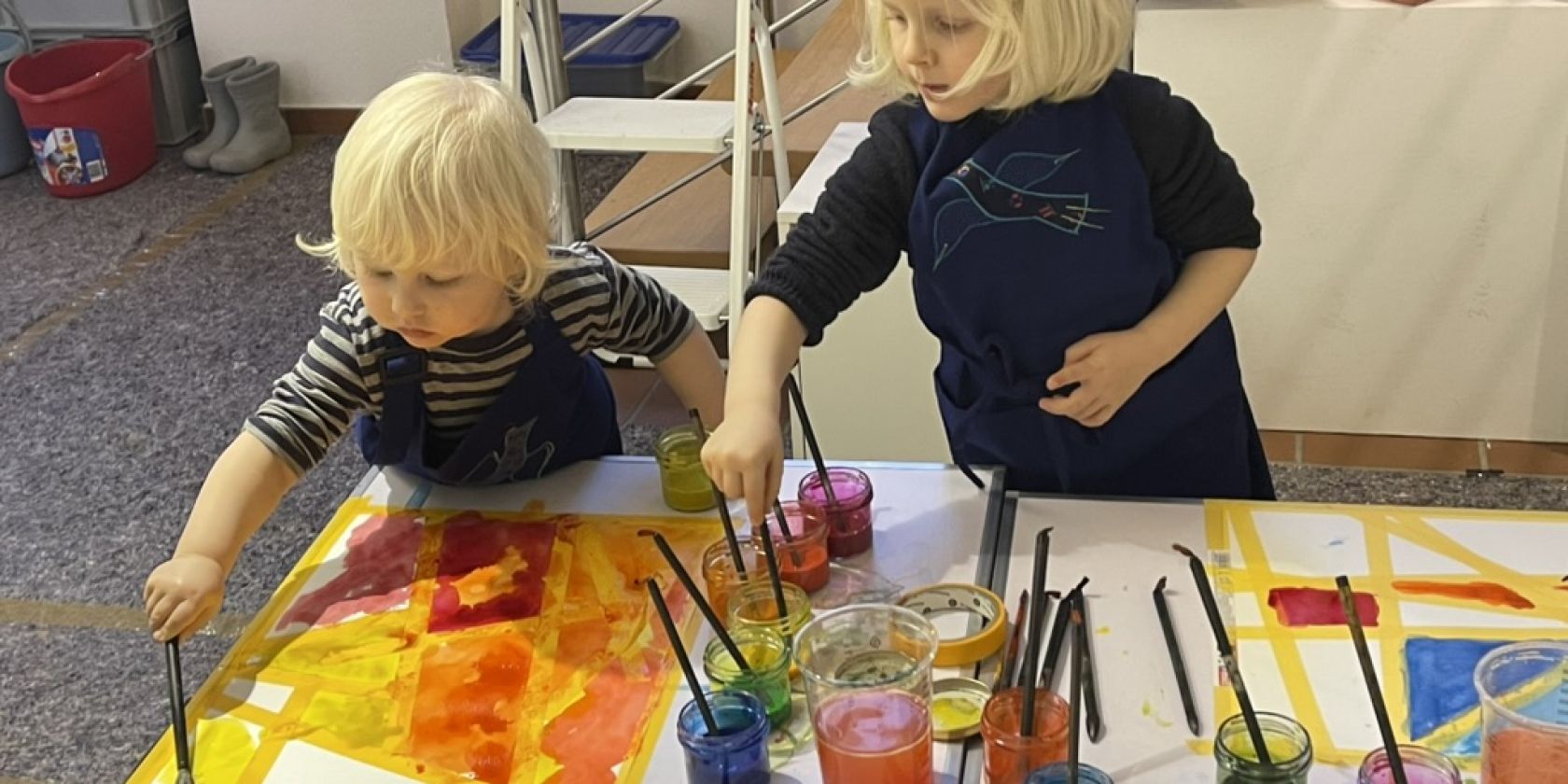 Kinder beim Malen mit Aquarellfarbe, © Ute Laux Kinder beim Malen mit Aquarellfarbe, © Ute Laux
