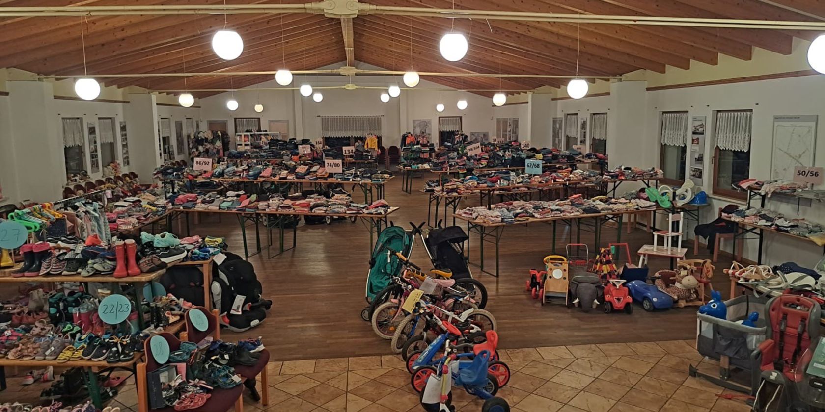 Kinderflohmarkt im Dorfgemeinschaftshaus Ahrenshagen 2025, © Kinderflohmarkt Orga-Team Kinderflohmarkt im Dorfgemeinschaftshaus Ahrenshagen 2025, © Kinderflohmarkt Orga-Team
