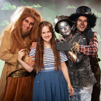 TMV/Theater Vorpommern_Der Zauberer von Oz(C) Peter van Heesen (vlnr. Anjo Czernich, Nora Hickler, Friederike Serr, Jakob Schleert)_Coverfoto Kopie_TMV, © Peter van Heesen TMV/Theater Vorpommern_Der Zauberer von Oz(C) Peter van Heesen (vlnr. Anjo Czernich, Nora Hickler, Friederike Serr, Jakob Schleert)_Coverfoto Kopie_TMV, © Peter van Heesen