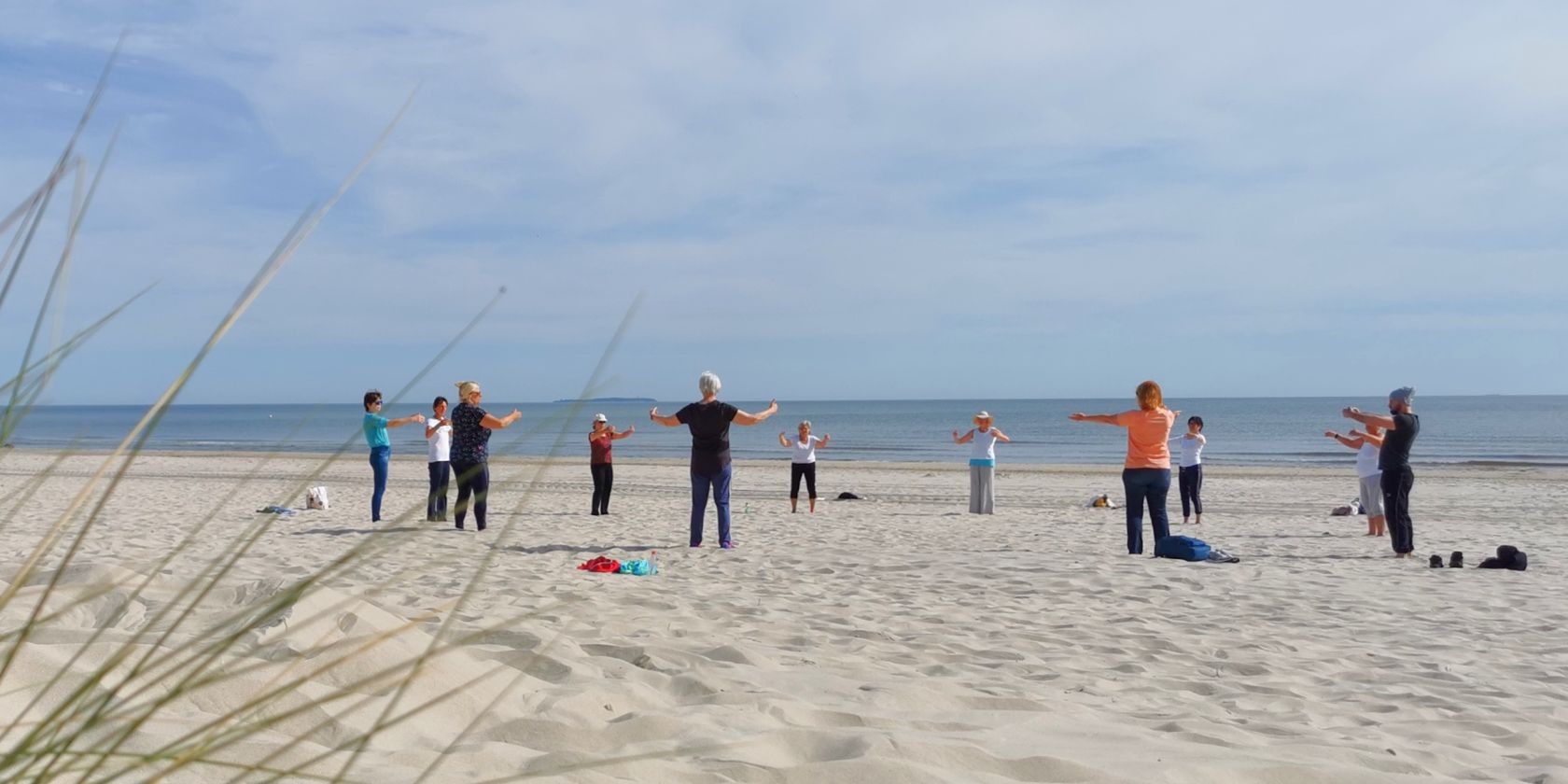 Qi Gong am Strand - für alle, © Qi Gong.jpg Qi Gong am Strand - für alle, © Qi Gong.jpg
