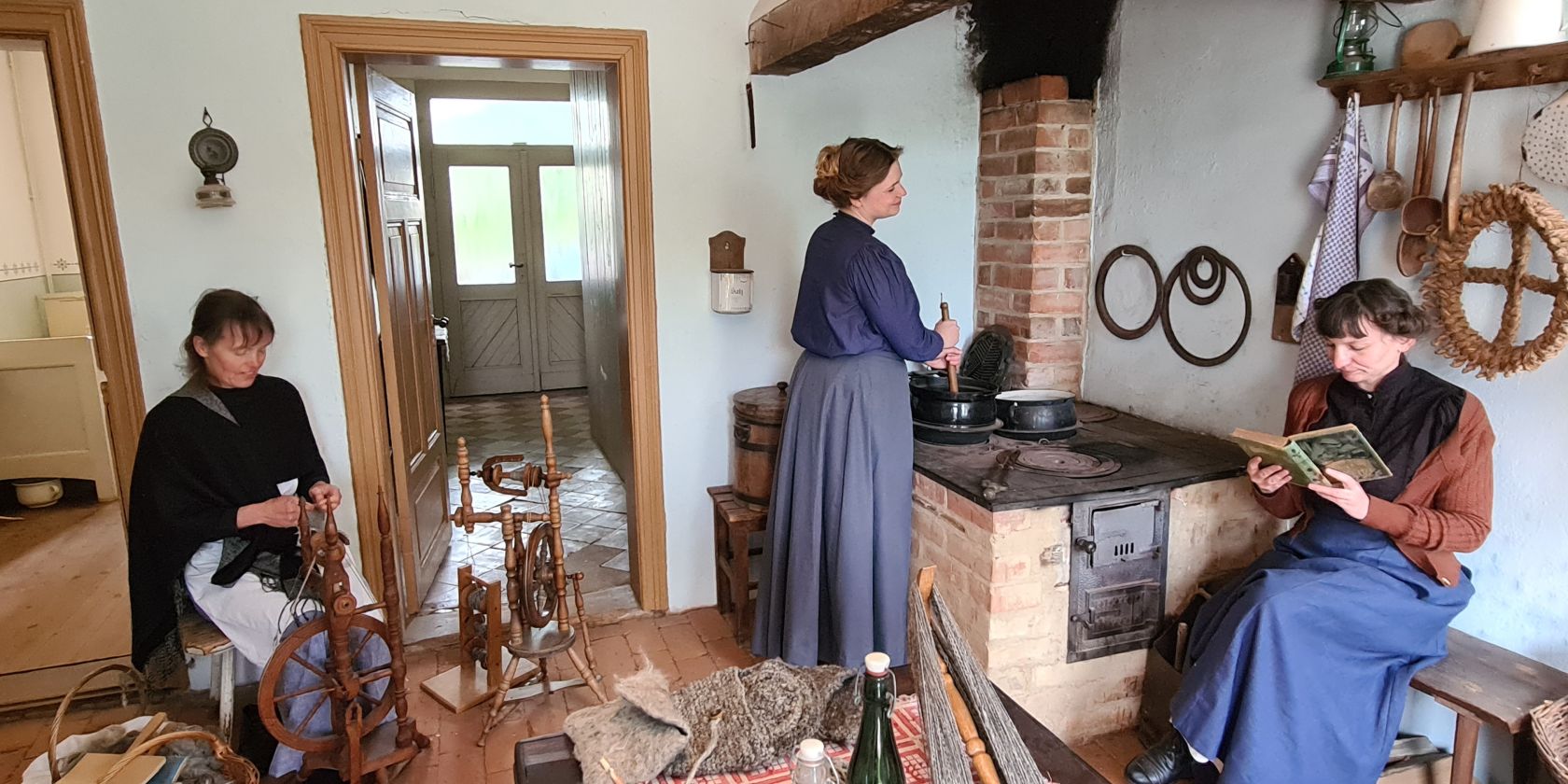 Museumsmitarbeiterinnen in der Küche der Büdnerei, © Fred-Ingo Pahl Museumsmitarbeiterinnen in der Küche der Büdnerei, © Fred-Ingo Pahl