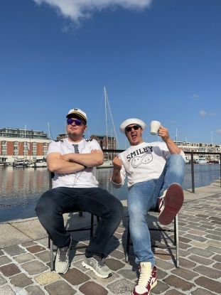 2025-11.15 Männer die aufs Wasser starren, © MDAWS 2025-11.15 Männer die aufs Wasser starren, © MDAWS