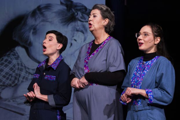 Three East German women get drunk and found the ideal state, © TOG (Foto: Kai Wido Meyer) Three East German women get drunk and found the ideal state, © TOG (Foto: Kai Wido Meyer)