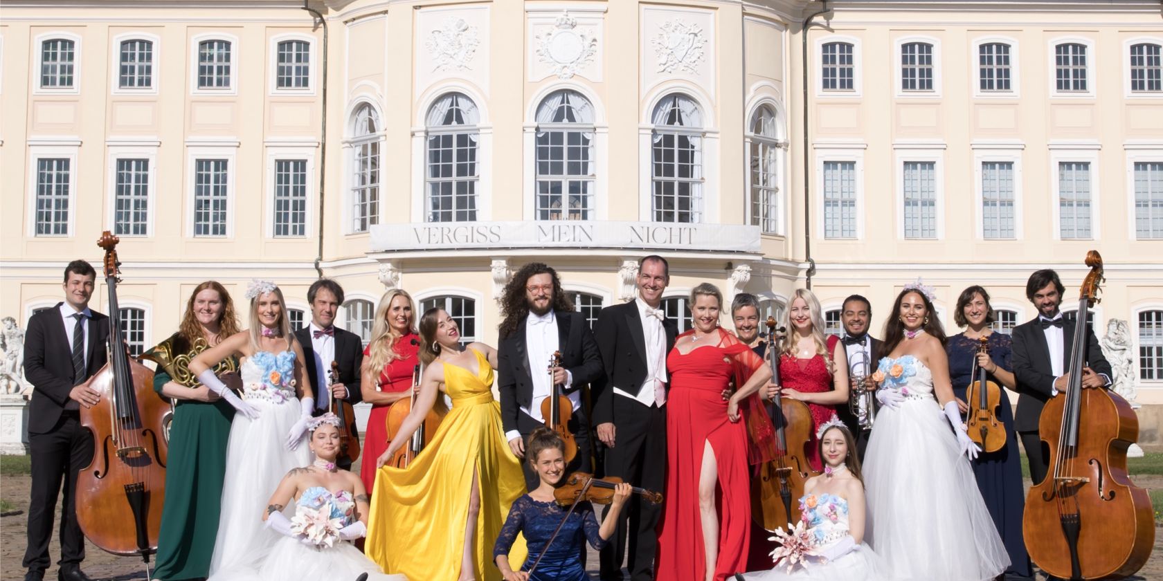 Gruppenbild Strauss Revue, © Strauss Revue Gruppenbild Strauss Revue, © Strauss Revue