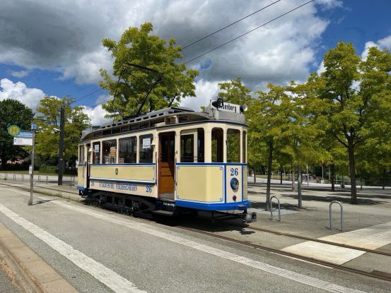 Historischer Triebwagen 26 am Bertha-Klingberg-Platz, © Nahverkehr Schwerin GmbH (NVS) Historischer Triebwagen 26 am Bertha-Klingberg-Platz, © Nahverkehr Schwerin GmbH (NVS)