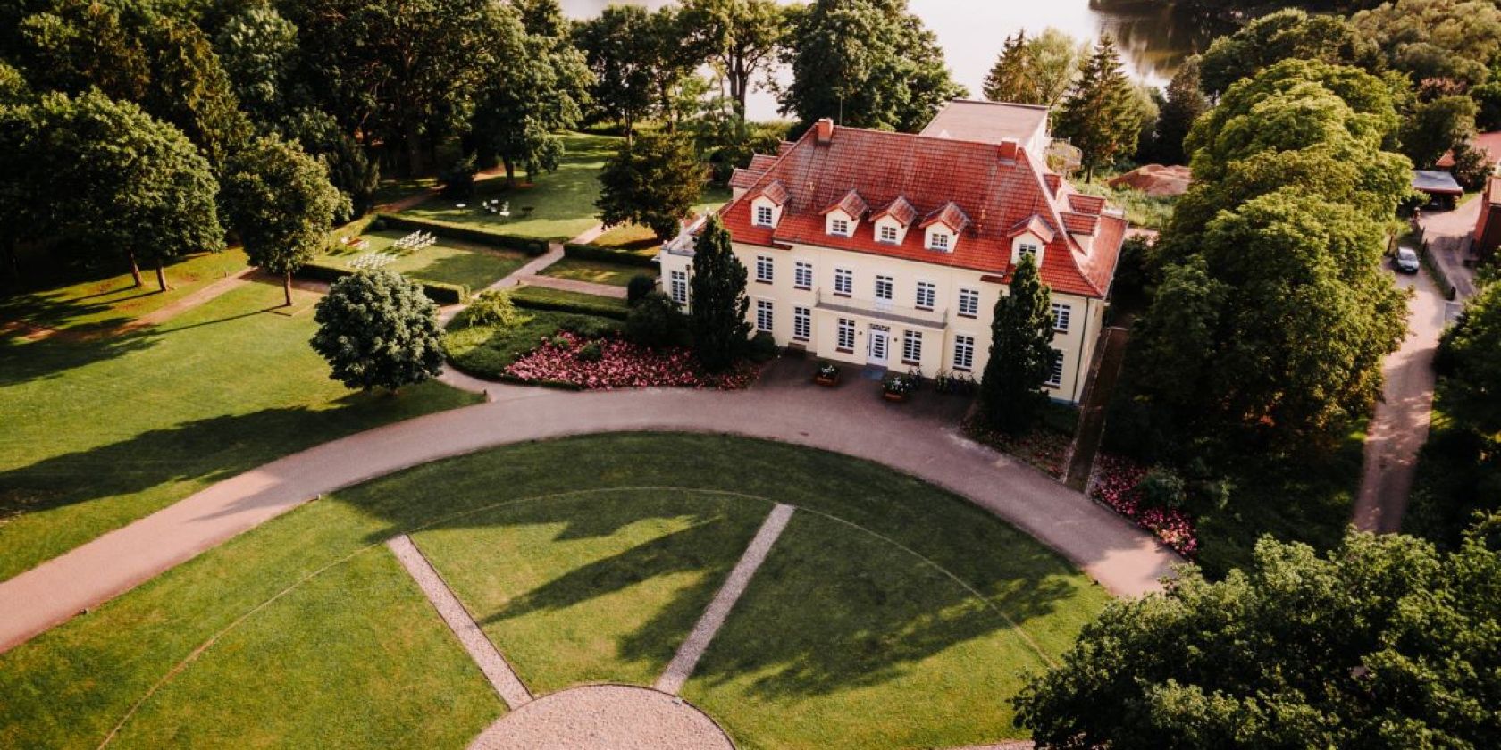 Gut Gremmelin_Gremmelin von oben_Gutshaus mit Vorplatz und See, © GG Gut Gremmelin_Gremmelin von oben_Gutshaus mit Vorplatz und See, © GG