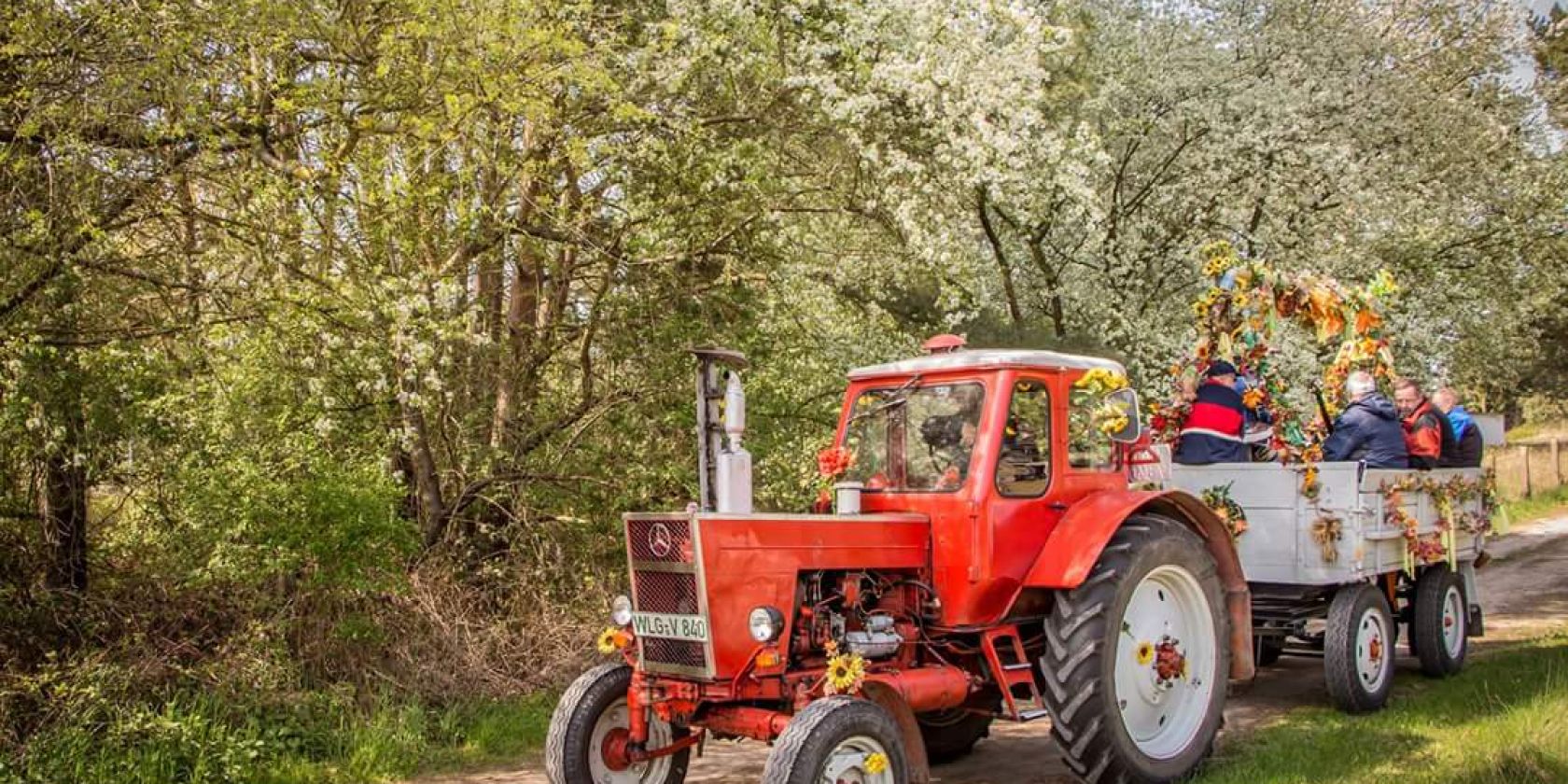 Ückeritzer Dörpkapell e.V. mit einem Fahrzeug durch Ückeritz, © (c) Dörpkapell Ückeritzer Dörpkapell e.V. mit einem Fahrzeug durch Ückeritz, © (c) Dörpkapell