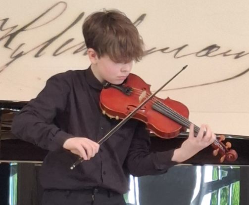 Auch Musikschüler Leonard von der Groeben (Violine) freut sich auf seinen Konzertauftritt, © Kon.centus Auch Musikschüler Leonard von der Groeben (Violine) freut sich auf seinen Konzertauftritt, © Kon.centus