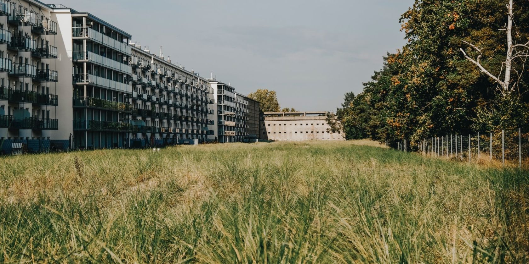 Wanderung nach Prora · Geschichte und Geschichten rund um den Koloss, © Binzer Bucht Tourismus Wanderung nach Prora · Geschichte und Geschichten rund um den Koloss, © Binzer Bucht Tourismus