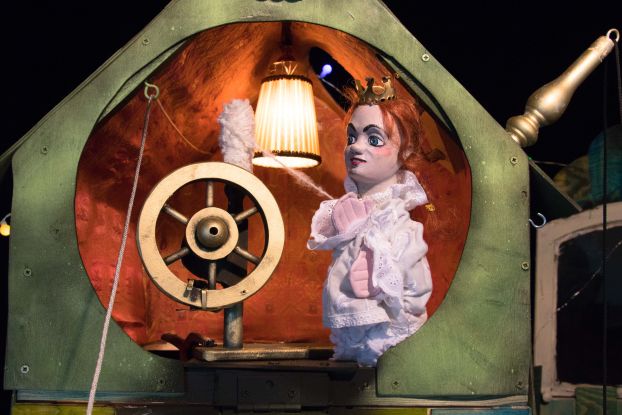 Magical puppet show, © TOG (aus dem Stück "Dornröschen und Fräulein Lieselotte" von Theater Maskotte; Foto: Hans Wander und Hektor Bazo) Magical puppet show, © TOG (aus dem Stück "Dornröschen und Fräulein Lieselotte" von Theater Maskotte; Foto: Hans Wander und Hektor Bazo)
