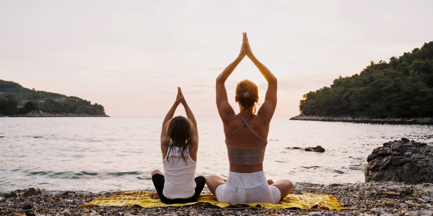 Kinder-Yoga am Strand, © shutterstock Kinder-Yoga am Strand, © shutterstock