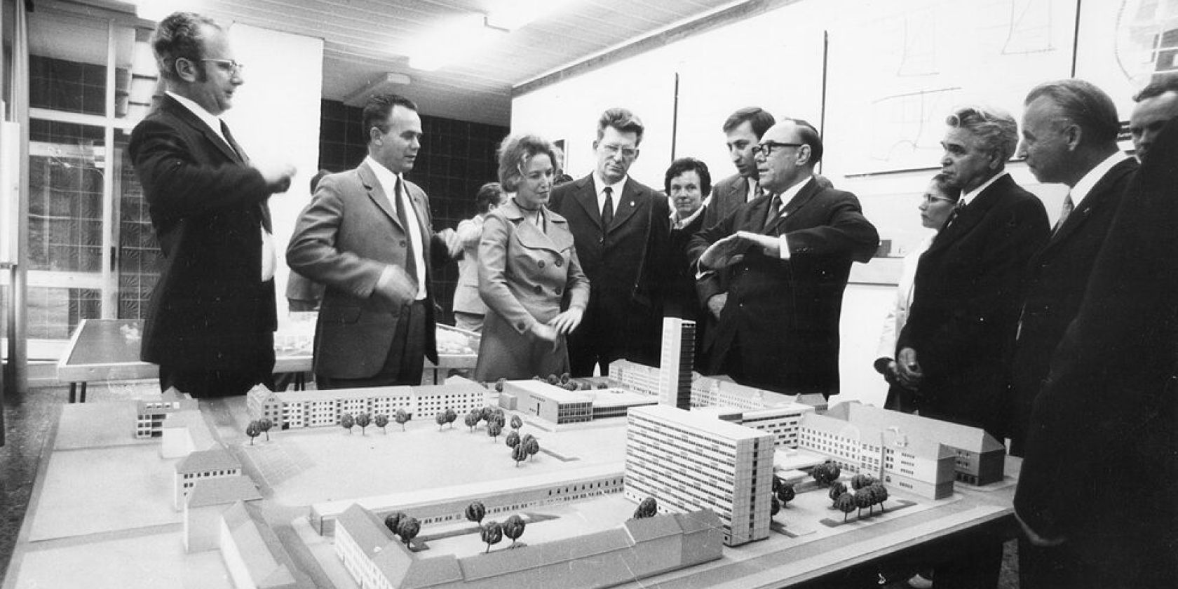 Iris Dullin-Grund explains the model of the House of Culture in Neubrandenburg, © Kunstsammlung Neubrandenburg Iris Dullin-Grund explains the model of the House of Culture in Neubrandenburg, © Kunstsammlung Neubrandenburg