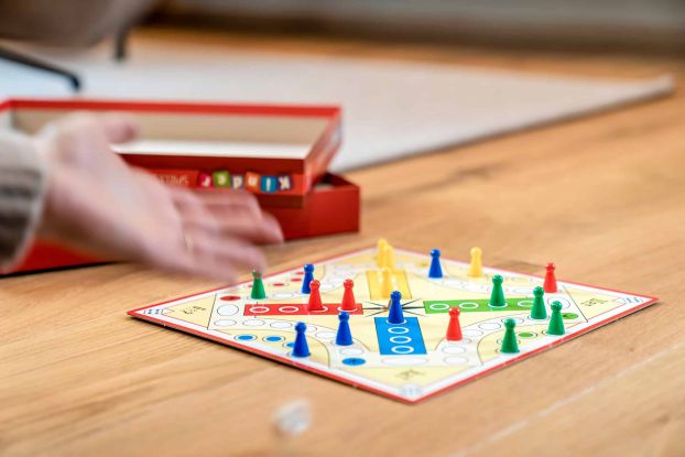 Bibliothek mit Brettspiel-Mensch-ärgere-dich-nicht, © Omaela/pexels.com Bibliothek mit Brettspiel-Mensch-ärgere-dich-nicht, © Omaela/pexels.com
