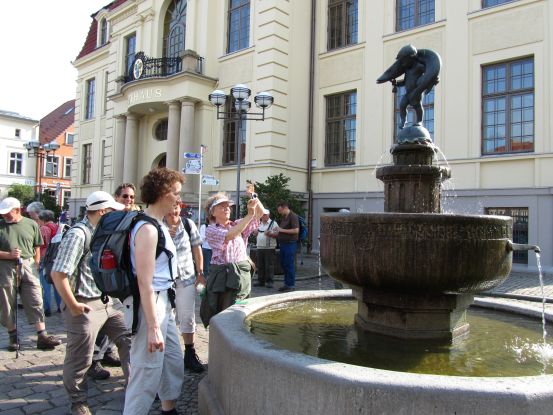 Group at the pike fountain, © Tourist Information Teterow Group at the pike fountain, © Tourist Information Teterow