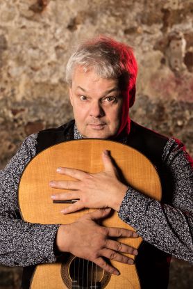 Guitarist Roger Tristao, © © Betty Pabst Guitarist Roger Tristao, © © Betty Pabst
