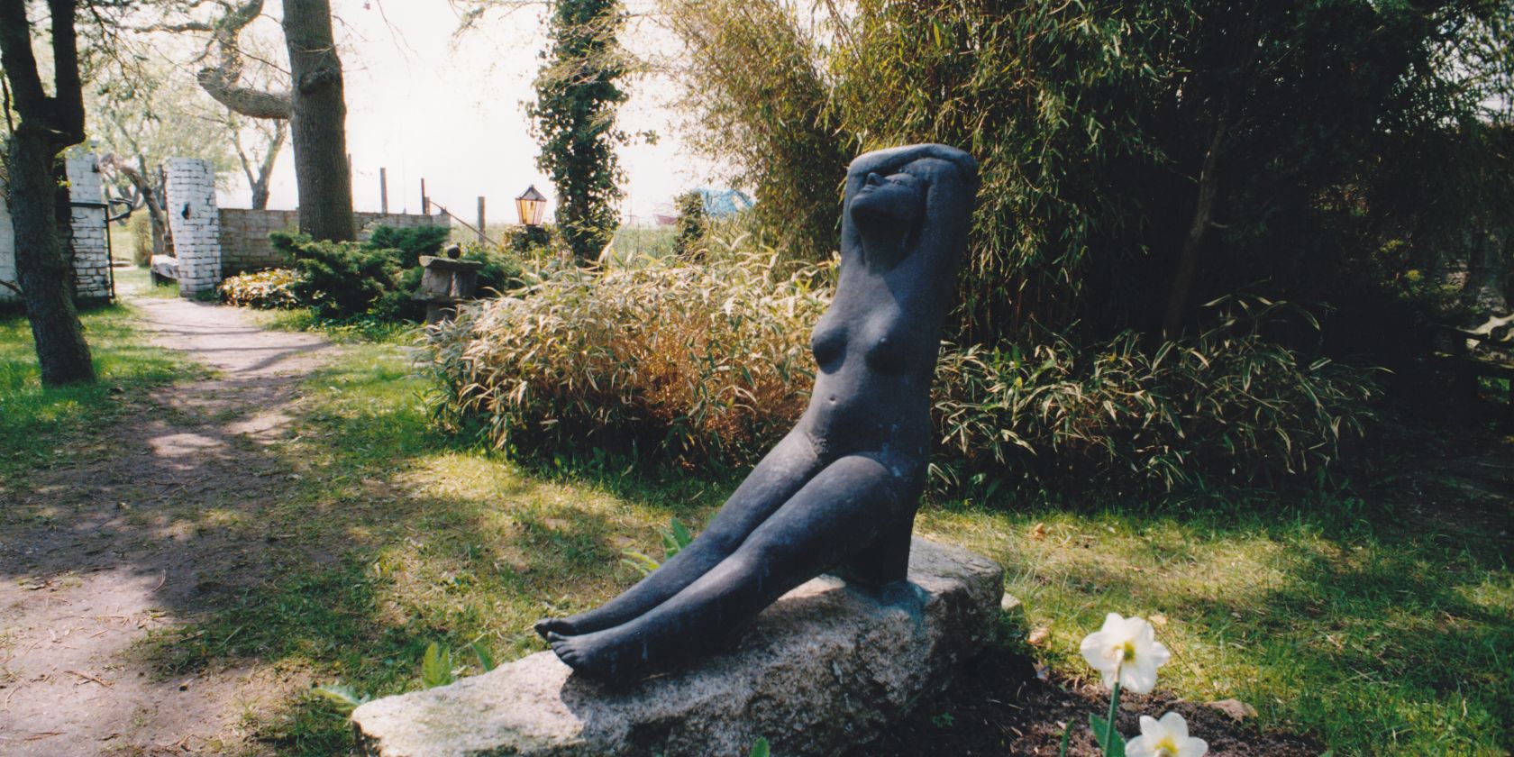 Klostergarten mit Großer Marina von Gustav Seitz, © Museum Niemeyer-Holstein