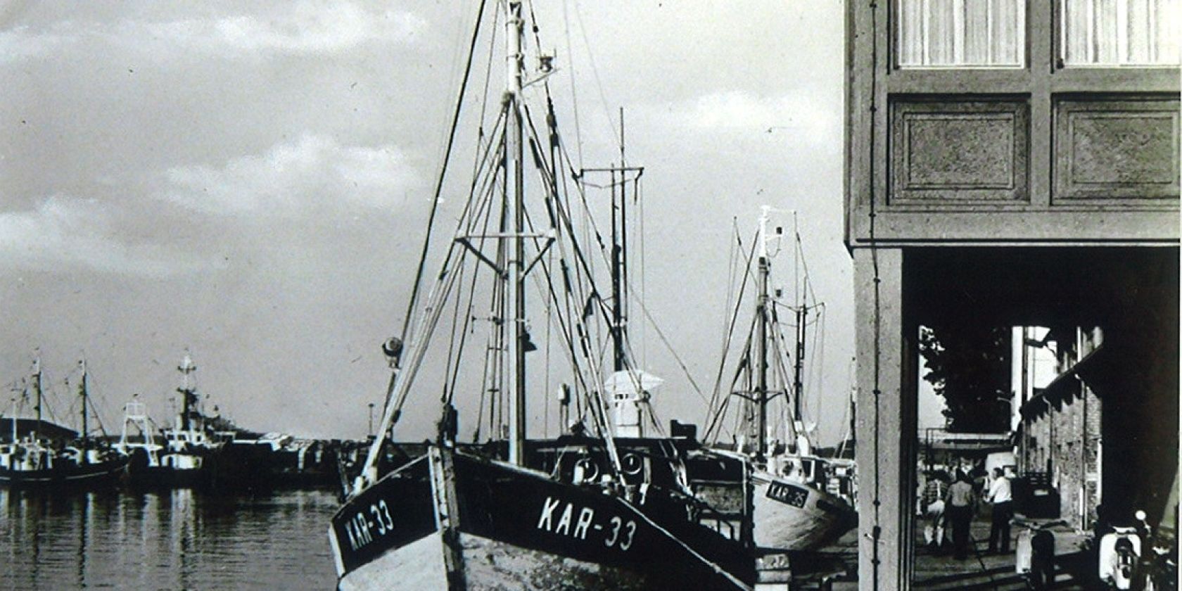 Ortsf&uuml;hrung in Richtung Hafen: Karlshagens Geschichte vom Fischerdorf  zum Ostseebad, &copy; Hafen Karlshagen ca. 1970.jpg