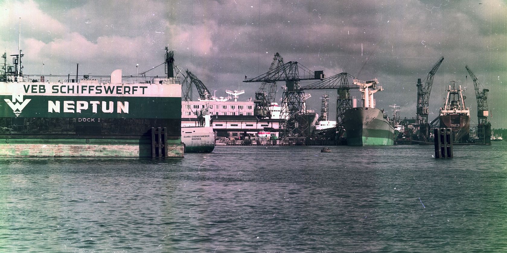Blick &uuml;ber die Warnow auf die Neptunwerft in den 1970ern Foto Dieter Krull, Archiv Schifffahrtsmuseum  Rostock, &copy; schifffahrtsmuseum rostock