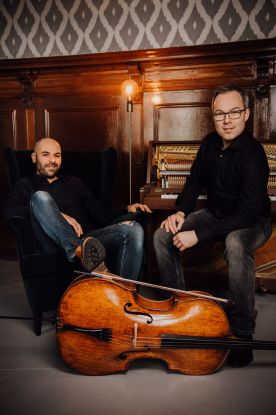 Sorour Juretzka sitting by Alexander Wehage small, &copy; sebsatian Mold; Schwaaner Kulturf&ouml;rderverein