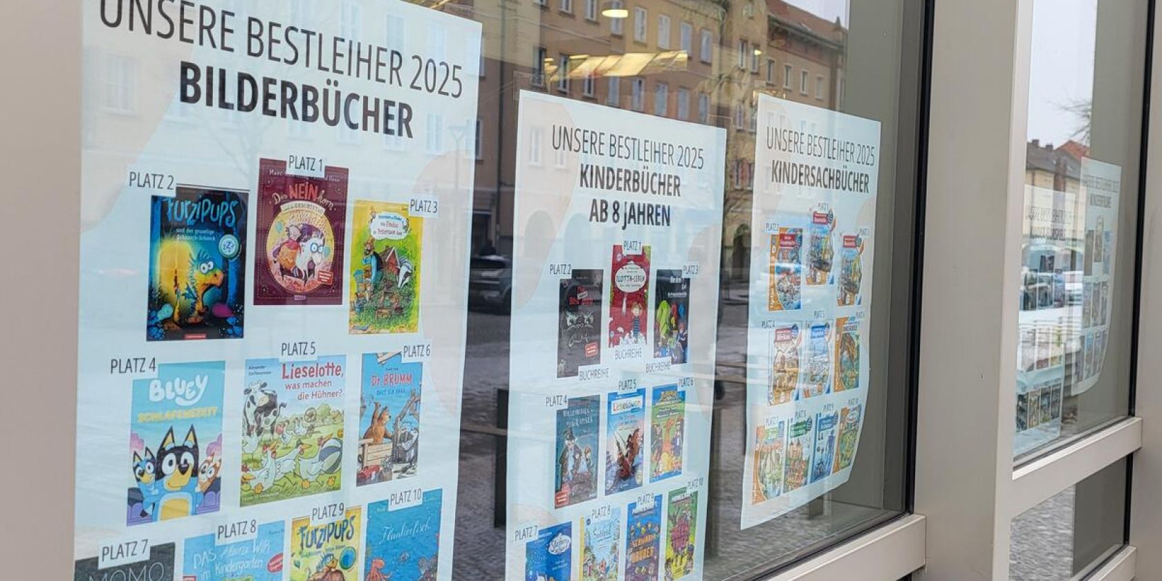 Fensterausstellung Bestleiher 2025 Bibl NB, &copy; Regionalbibliothek Neubrandenburg