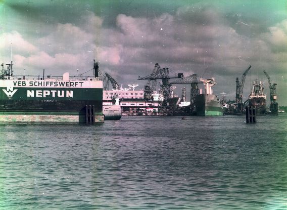 Blick &uuml;ber die Warnow auf die Neptunwerft in den 1970ern Foto Dieter Krull, Archiv Schifffahrtsmuseum  Rostock, &copy; schifffahrtsmuseum rostock