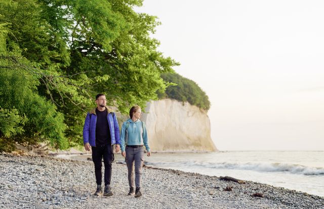 Wanderfruehling_2026_Paar_An_Kreidekueste_c_MVT, &copy; MVT