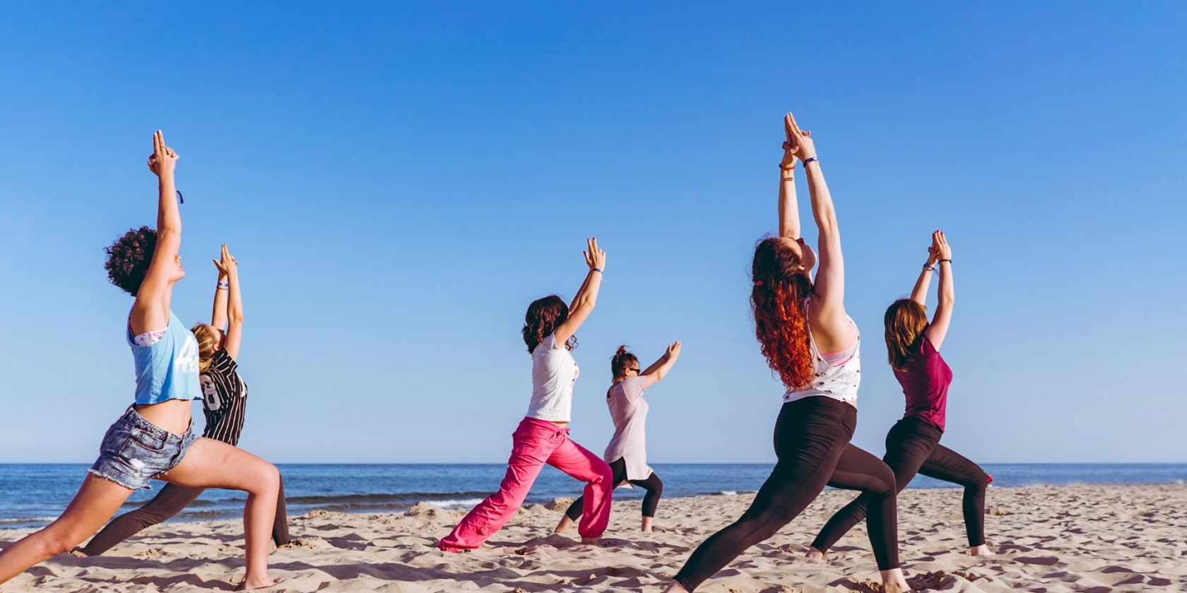 Yoga am Strand, © urbazon von Getty Images Signature