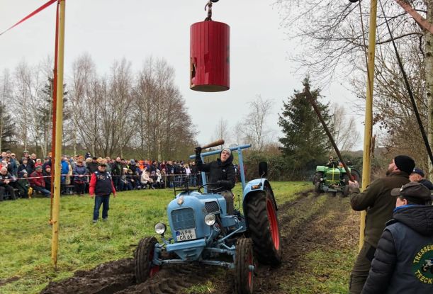 Trecker-Tonnenabschlagen in Tressentin, &copy; Tressentiner Treckerclub