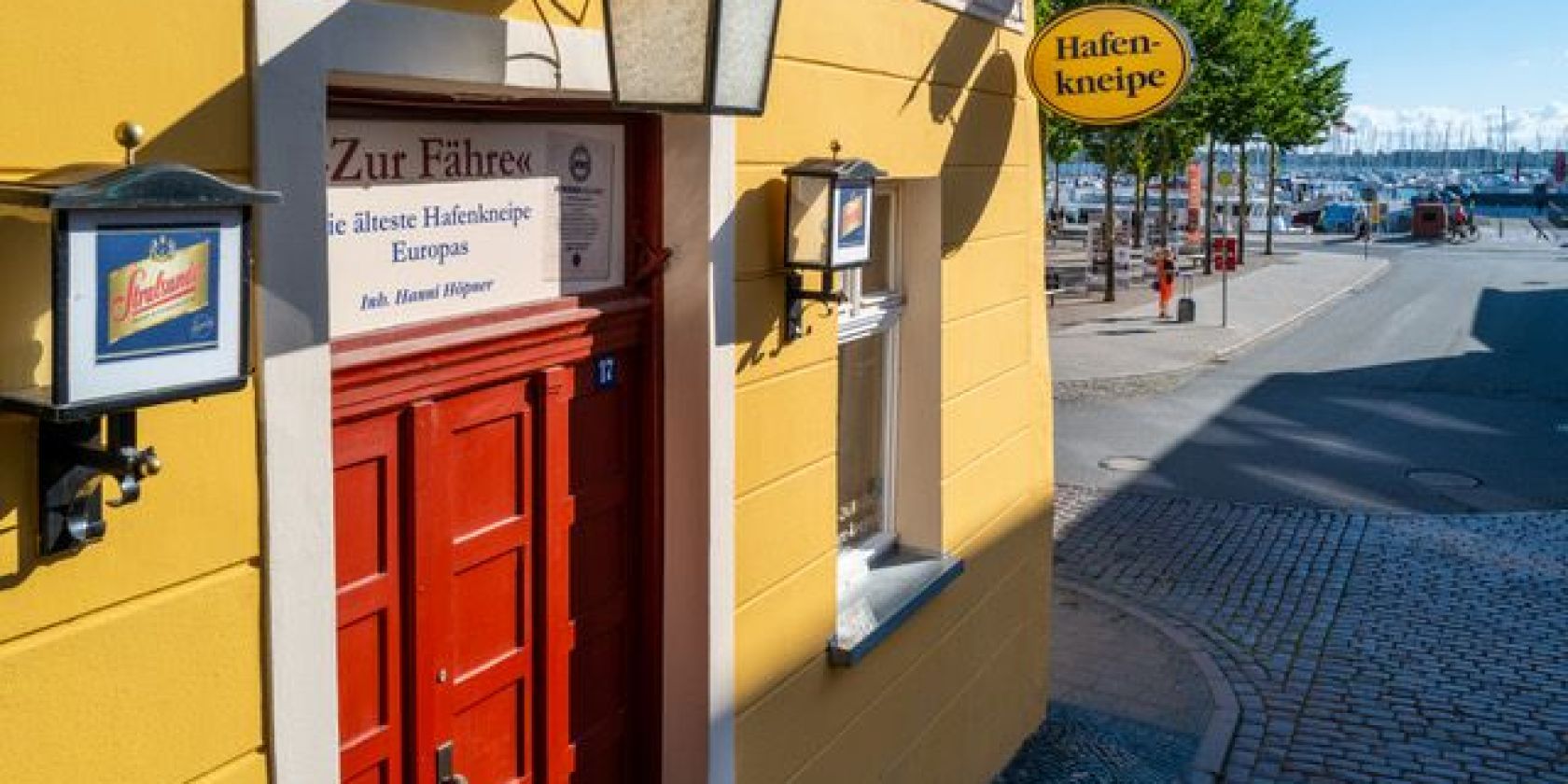 Eingang zur Hafenkneipe "Zur F&auml;hre", &copy; Franziska H&ouml;pner