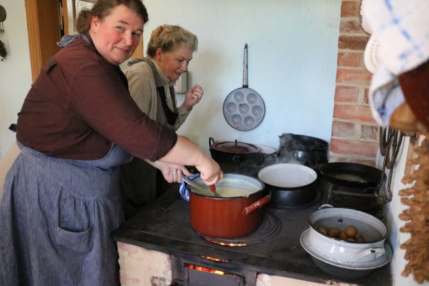Kochen auf dem Feuerherd im Freilichtmuseum Schwerin-Mue&szlig;, &copy; Fred-Ingo Pahl