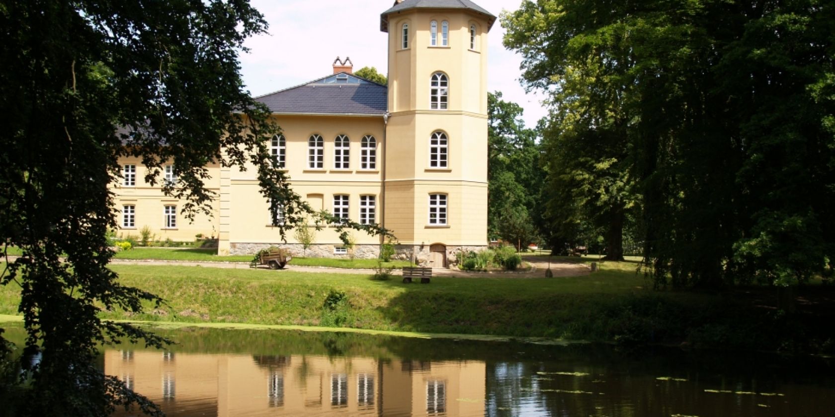 Landhaus_Schloss_Kölzow_Aussenansicht_mit_Teich, © Landhaus Schloss Kölzow/Detlef von der Lühe