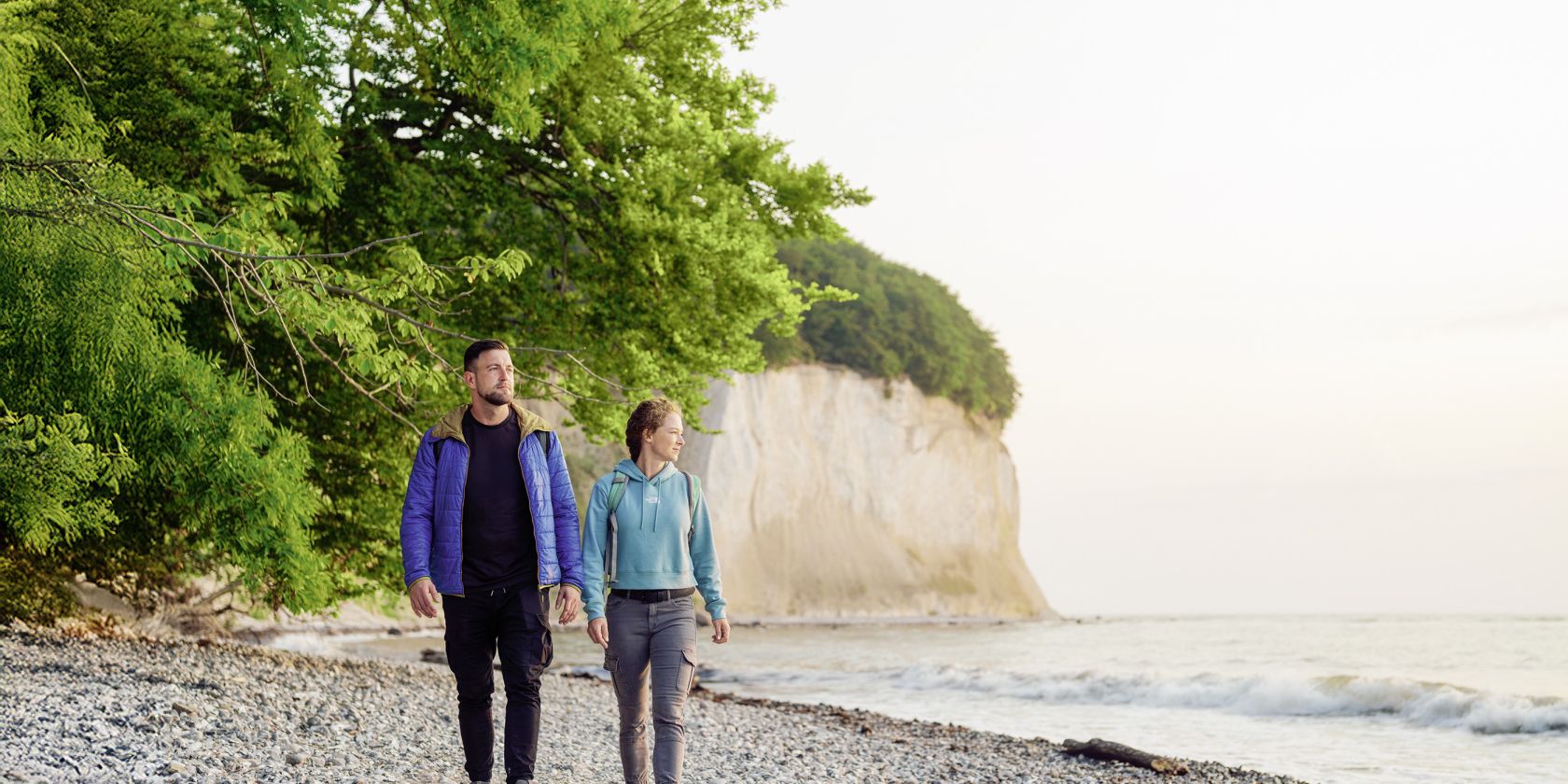Wanderfruehling_2026_Paar_An_Kreidekueste_c_MVT, &copy; MVT
