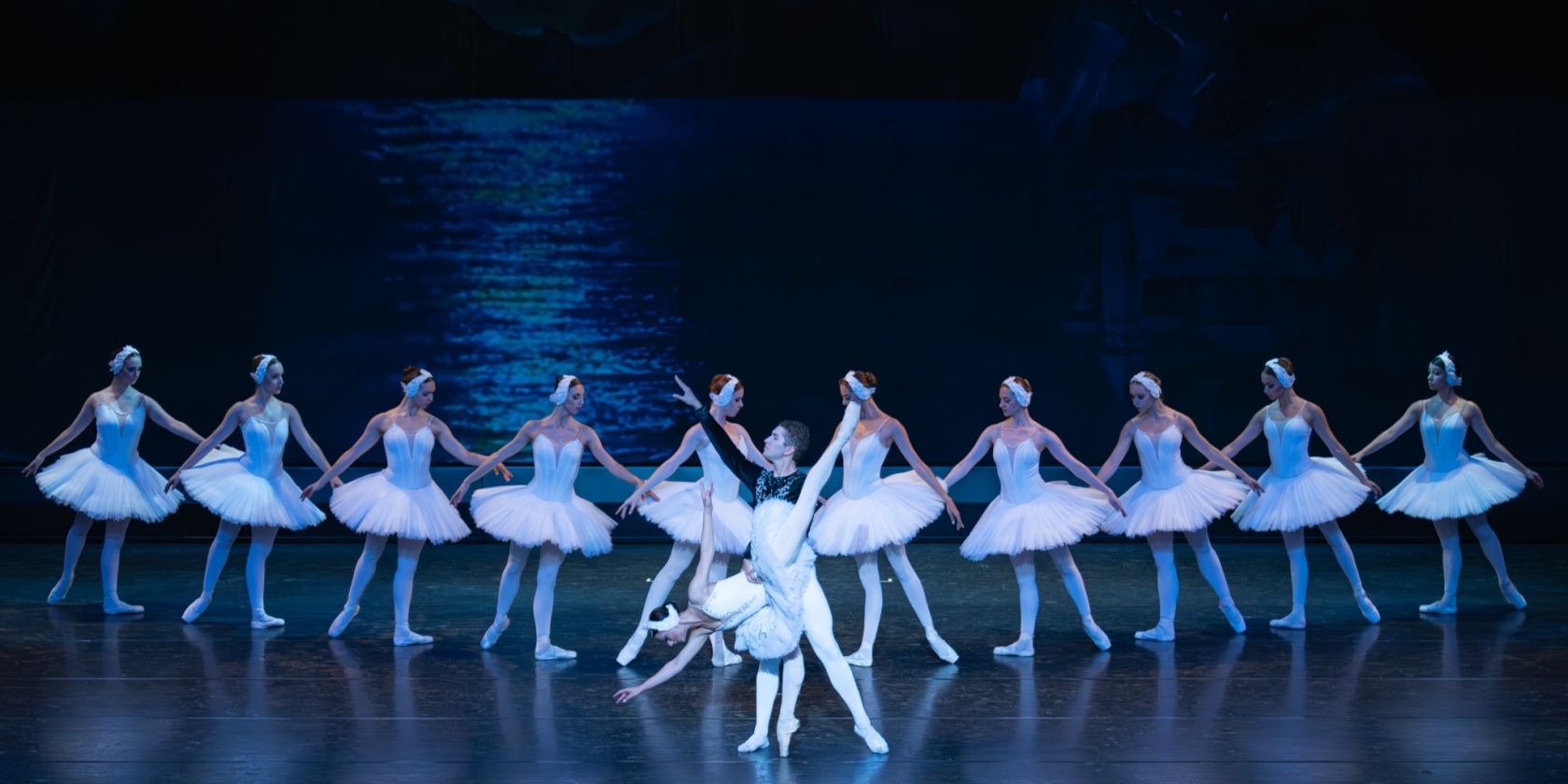 9-KyivClassicBallet_SwanLake_2Act_Photo-Atsushi Umezu, &copy; Atsushi Umezu