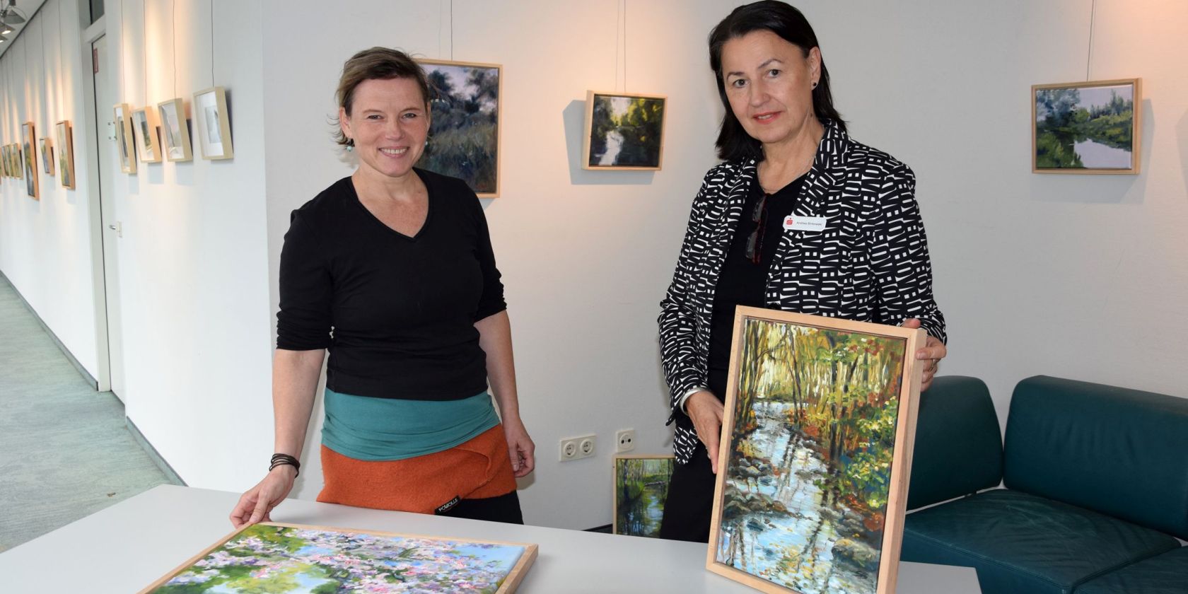 Malerin Simone Butz (l.) und die Vorsitzende des Vorstandes des Hauses, Andrea Binkowski,, © Carola Biermann