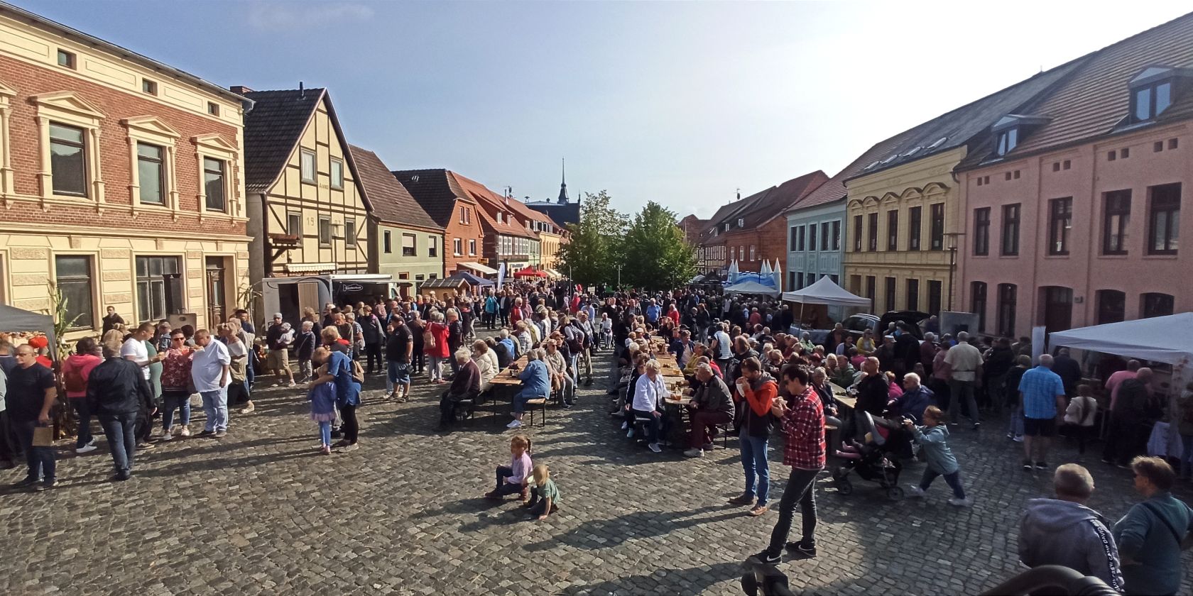 Erntedank-Alle gemeinsam an einen Tisch Foto J. Sippel, &copy; J.Sippel
