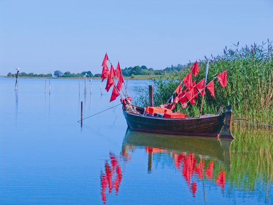 Film: Usedom mit Swinemünde, Wolgast und Freest, © Film - Fischerboot in Neppermin im Achterland.jpg