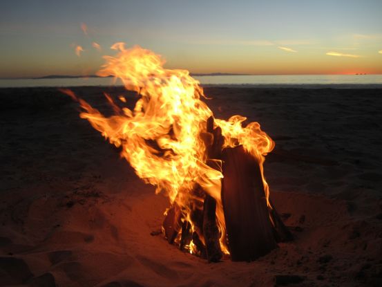 Osterfeuer am Zempiner Strand, &copy; Feuer Strand pixabay.jpg