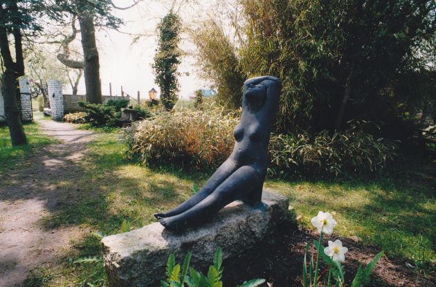 Klostergarten mit Großer Marina von Gustav Seitz, © Museum Niemeyer-Holstein